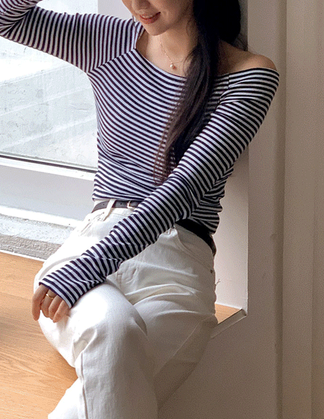 유즈 스트라이프 오프숄더 가을 간절기 티셔츠 하객룩 개강룩 (2color)
